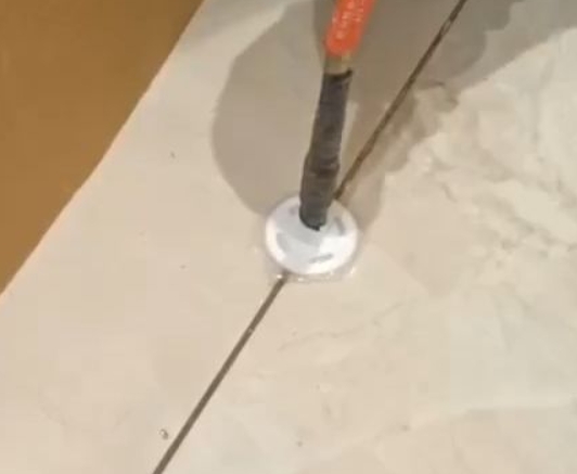容县瓷砖空鼓维修公司专业解答瓷砖在铺贴过程中，如果没有涂抹均匀到位的粘结材料（如水泥砂浆或瓷砖胶），可能会导致以下问题